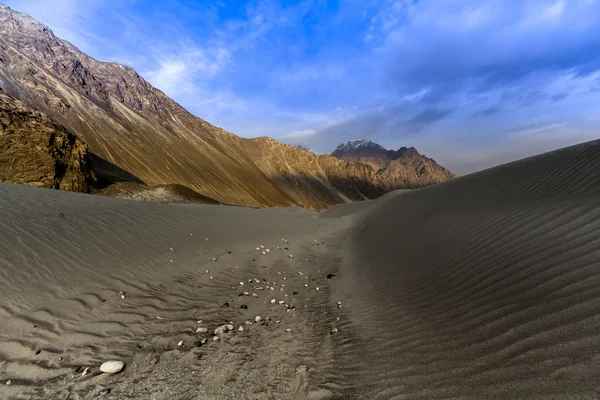 Dunas de areia contra o fundo da cordilheira colorida distante e céu do nascer do sol, Ladakh, Himalaia, Jammu e Caxemira, norte da Índia — Fotografia de Stock