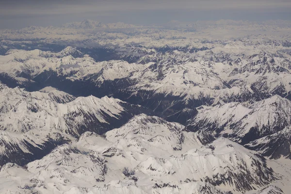 Bonita vista de pájaro de la cordillera del Himalaya en el camino a la India Leh Ladakh . — Foto de Stock