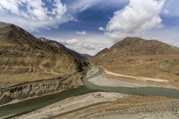 Vista superior da confluência de rios Indus e Zanskar parece sedutor de estrada colina indo em direção Nemo village.Leh Ladakh, Índia — Fotografia de Stock