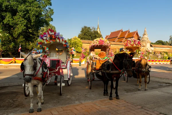 Transporte tradicional de caballos en Wat Phra que Lampang Luang es una L —  Fotos de Stock