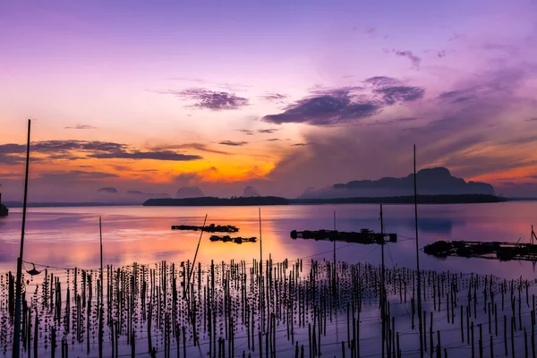 Las granjas de ostras en la aldea de pescadores en Samchong-tai, Phang Nga, Tailandia —  Fotos de Stock