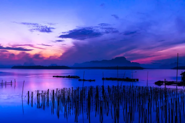 Las granjas de ostras en la aldea de pescadores en Samchong-tai, Phang Nga, Tailandia —  Fotos de Stock