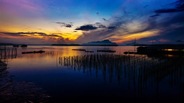 Las granjas de ostras en la aldea de pescadores en Samchong-tai, Phang Nga, Tailandia —  Fotos de Stock