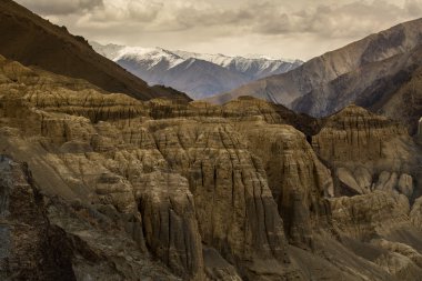 Ay 'ın güzel manzarası, Himalaya dağı arka planı, Ladakh, Jammu ve Kashmir, Hindistan