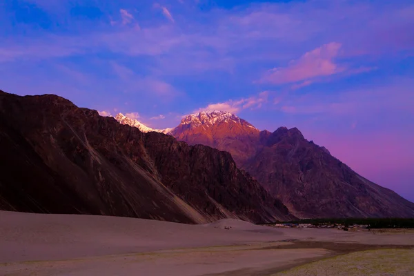 Espectacular paisaje de montaña Himalaya Fondo de la cordillera, Leh-Lad — Foto de Stock