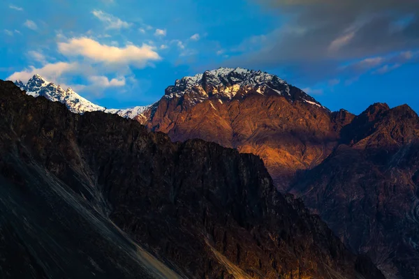 Εντυπωσιακό τοπίο βουνού Himalaya εύρος φόντο, Λεχ-παλικάρι — Φωτογραφία Αρχείου