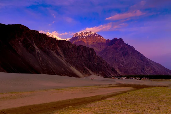 Himalája körét háttér, Leh-Lad Spectacular mountain scenery. — Stock Fotó