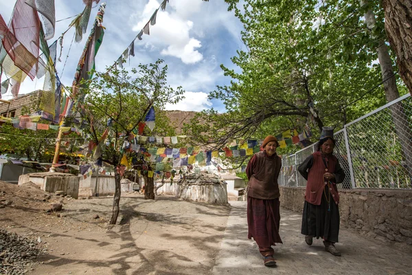 Ladakh, India - 14 mei: Een niet-geïdentificeerde Tibetaans boeddhistische besteden — Stockfoto
