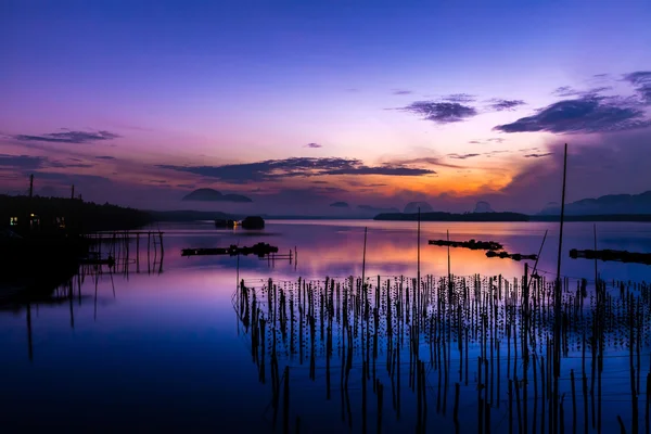 Las granjas de ostras en la aldea de pescadores en Samchong-tai, Phang Nga, Tailandia —  Fotos de Stock