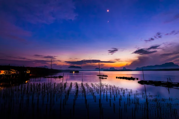 Las granjas de ostras en la aldea de pescadores en Samchong-tai, Phang Nga, Tailandia —  Fotos de Stock