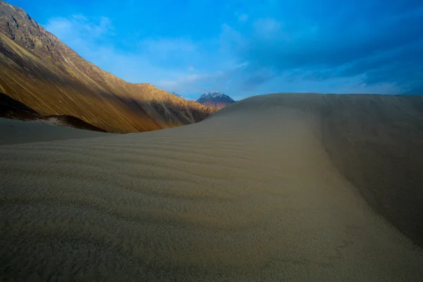 Sanddynerna mot bakgrund av avlägsna färgglada mountain r — Stockfoto