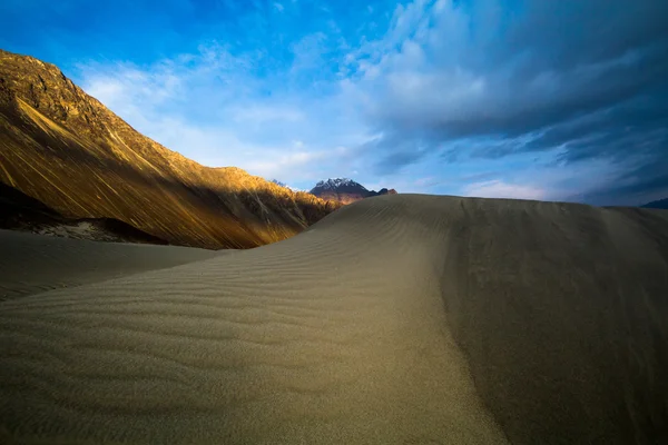 Sanddynerna mot bakgrund av avlägsna färgglada mountain r — Stockfoto