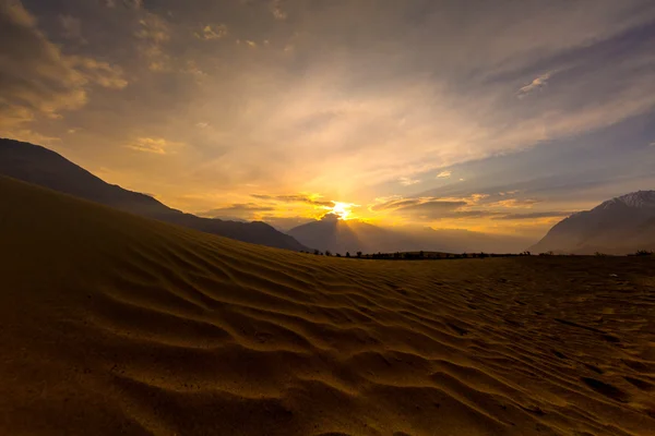 Sand dunes against the background of distant colorful mountain r — Stock Photo, Image