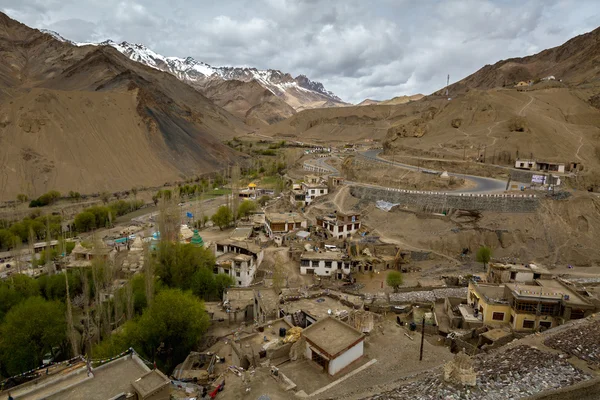Lamayuru falu ellen hegy, Leh-Ladakh, India északi — Stock Fotó