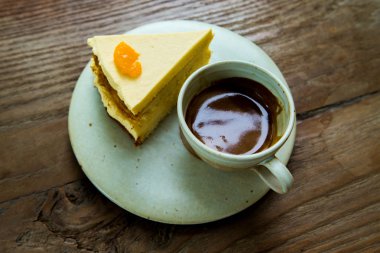 fincan espresso ile kek ahşap bir masa üzerine.