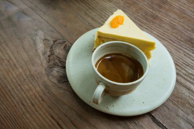 fincan espresso ile kek ahşap bir masa üzerine.