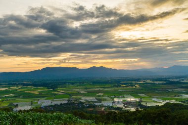 Bir görünümü dağların curtaining yağmur.