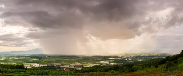 Rain curtaining a view of the mountains. — Stock Photo, Image