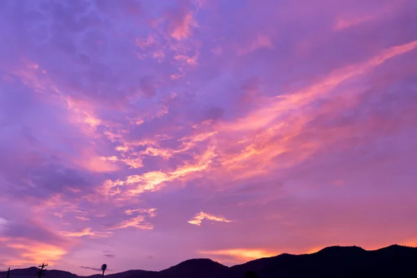 O céu no crepúsculo tempo fundo . — Fotografia de Stock