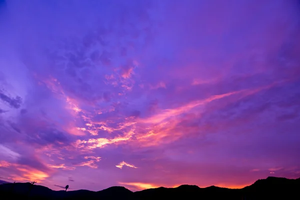 Il cielo sullo sfondo del tempo crepuscolare. — Foto Stock