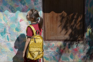 hippi kız yakaladığında sırt çantası sırtında, boşaltmak