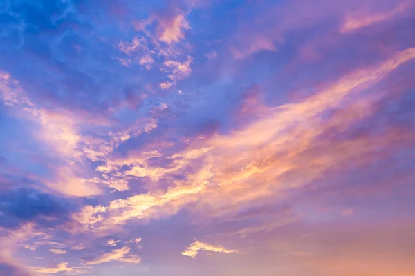 El cielo en el crepúsculo tiempo de fondo . Fotos De Stock