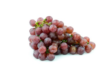 Kırmızı üzüm, su damlaları ile taze demet. Beyaz izole 