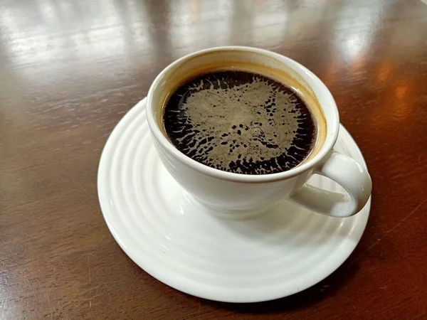 Café Negro Sobre Fondo Madera — Foto de Stock