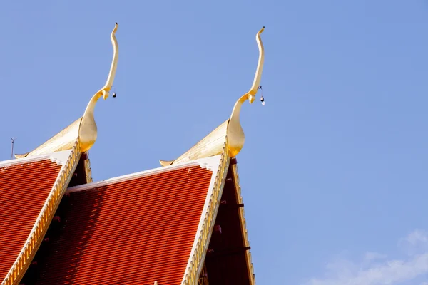 Art thaïlandais sur le toit église au temple thaïlandais . — Photo