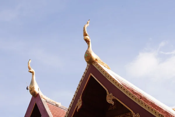 Art thaïlandais sur le toit église au temple thaïlandais . — Photo