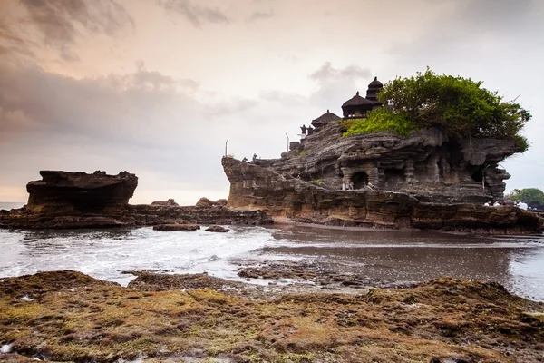 Tanah Lot Temple a tenger Bali Island Indonézia. — Stock Fotó