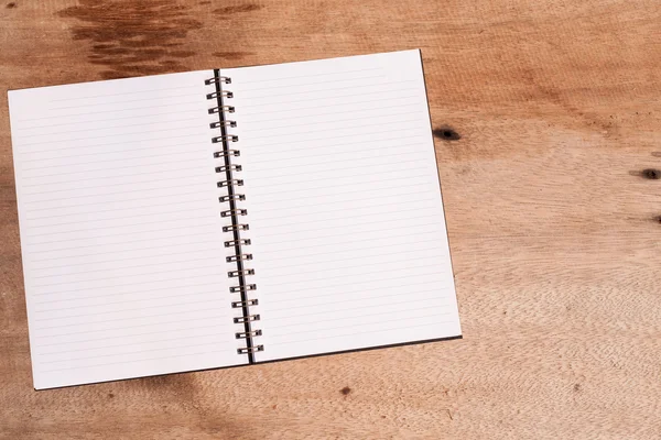 Libreta en blanco sobre mesa de madera. —  Fotos de Stock