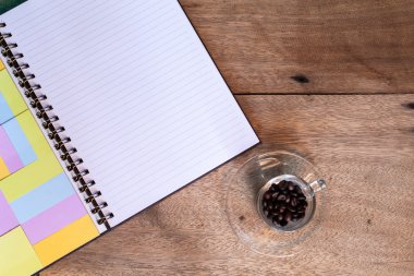 Kahve Kupası günlüğü ve gözlük ile masada.