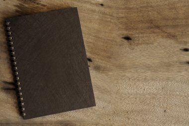 günlüğü ile ahşap masa.