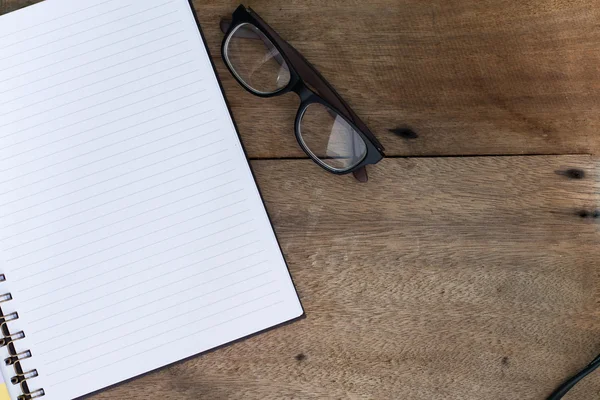 La mesa con diario y vasos . — Foto de Stock