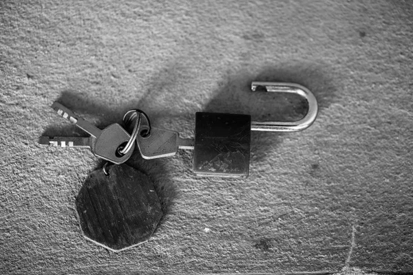 Viejas llaves de hierro oxidado sobre fondo de cemento . — Foto de Stock