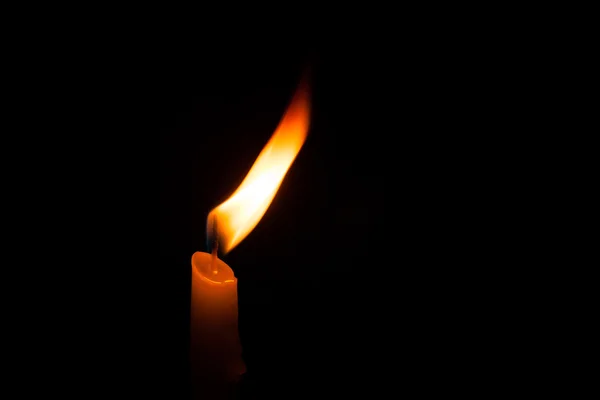 Velas brillantes sobre fondo oscuro . —  Fotos de Stock