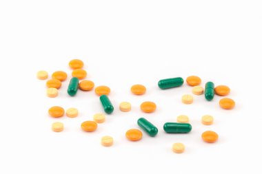 beyaz renk hap izole.