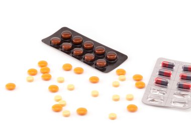 beyaz renk hap izole.