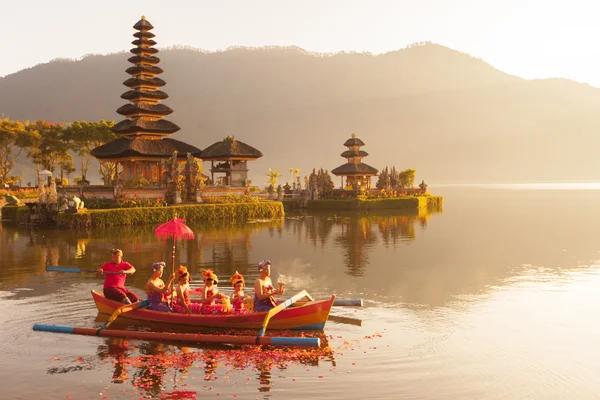 Озеро Бератан на Бали, Индонезия, 16 июня 2015 г.: Балийская деревня — стоковое фото