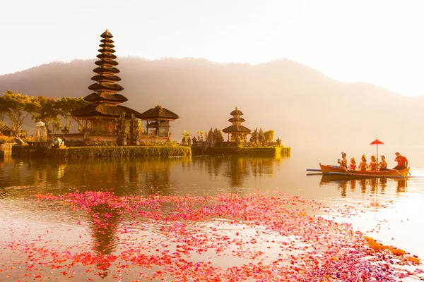 Beratan Lake in Bali Indonesië, 16 juni 2015: Balinese dorpsbewoner — Stockfoto