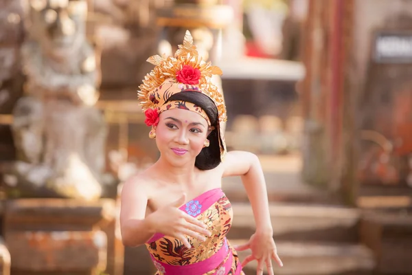 Bali - 27 czerwca: dziewczyna wykonujący tradycyjny taniec indonezyjski w — Zdjęcie stockowe