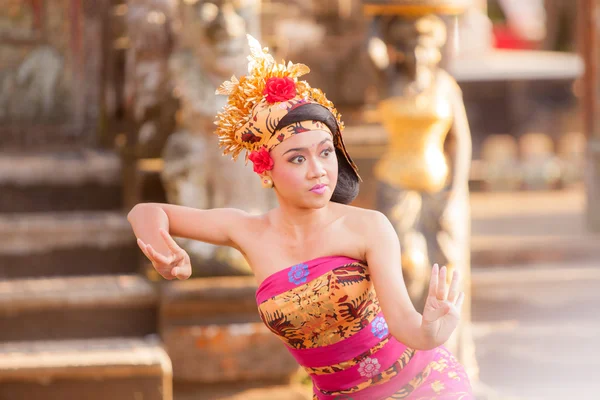 Bali - 27 juni: flicka utför traditionella indonesiska dans på — Stockfoto