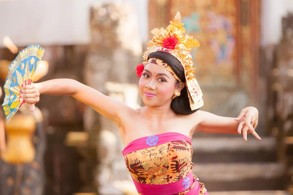 BALI - 27 de junio: niña interpretando danza tradicional indonesia en —  Fotos de Stock