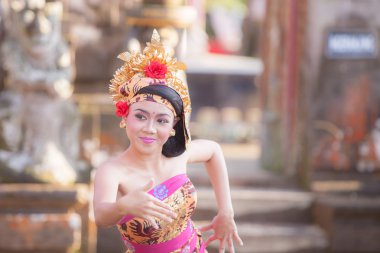 Bali - 27 Haziran 2015: geleneksel Endonezya dan performans kız