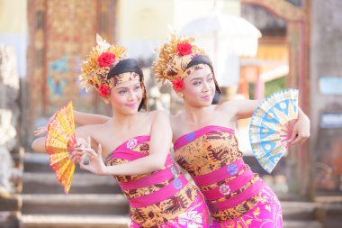 Bali - 27 Haziran 2015: geleneksel Endonezya dan performans kız