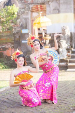 Bali - 27 Haziran 2015: geleneksel Endonezya dan performans kız