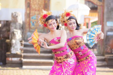 Bali - 27 Haziran 2015: geleneksel Endonezya dan performans kız