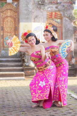 Bali - 27 Haziran 2015: geleneksel Endonezya dan performans kız