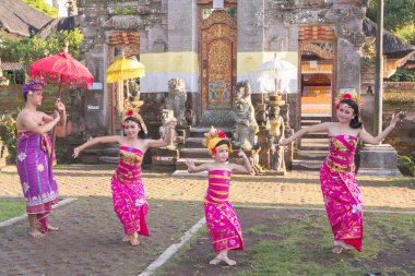 Bali - 27 Haziran 2015: geleneksel Endonezya dan performans kız